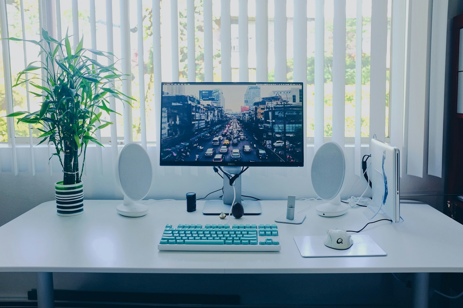 Le Shop Koaee — bureau lumineux, clavier et écran épurés