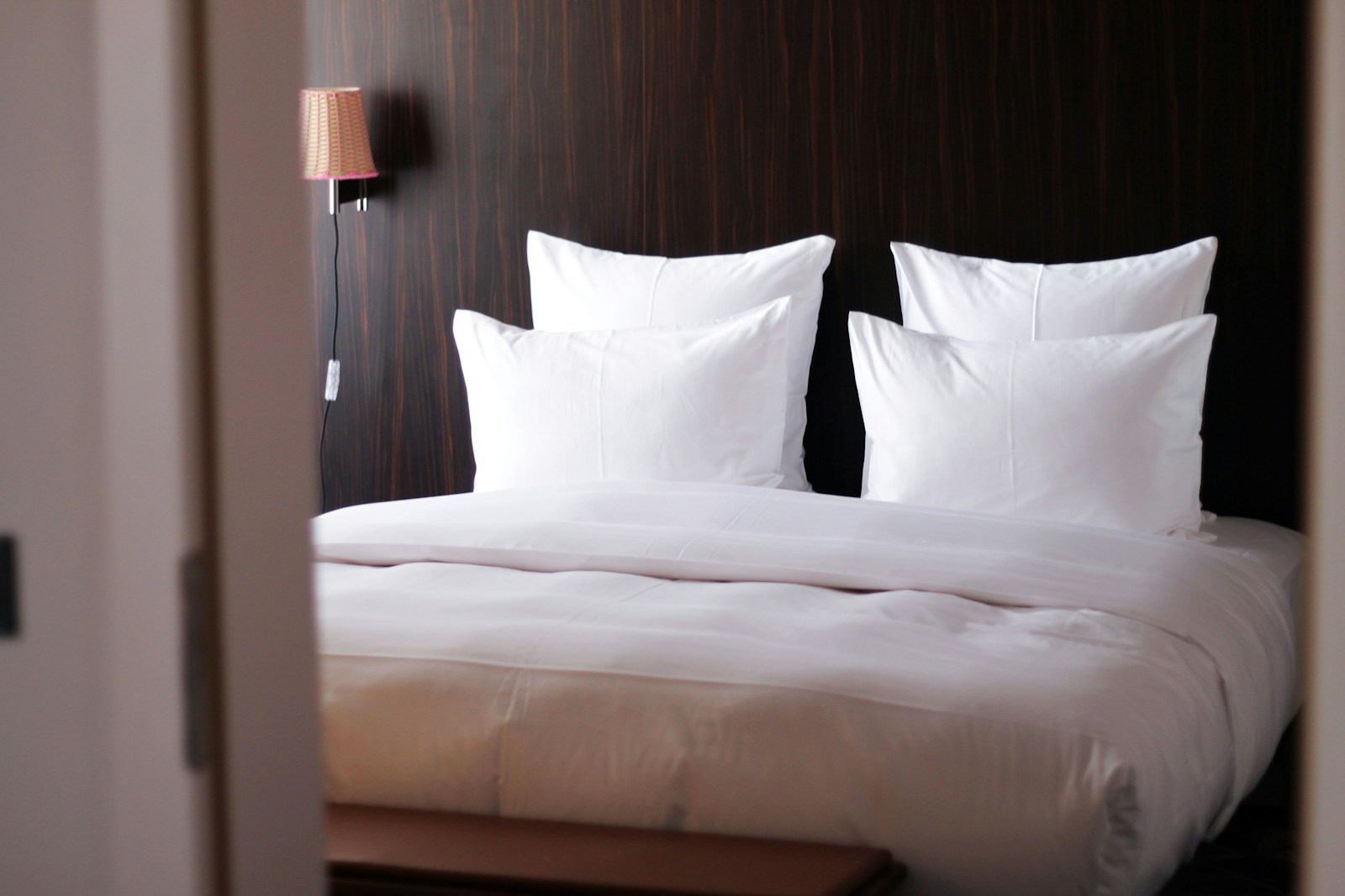 Lit blanc avec coussin oreiller draps en lin