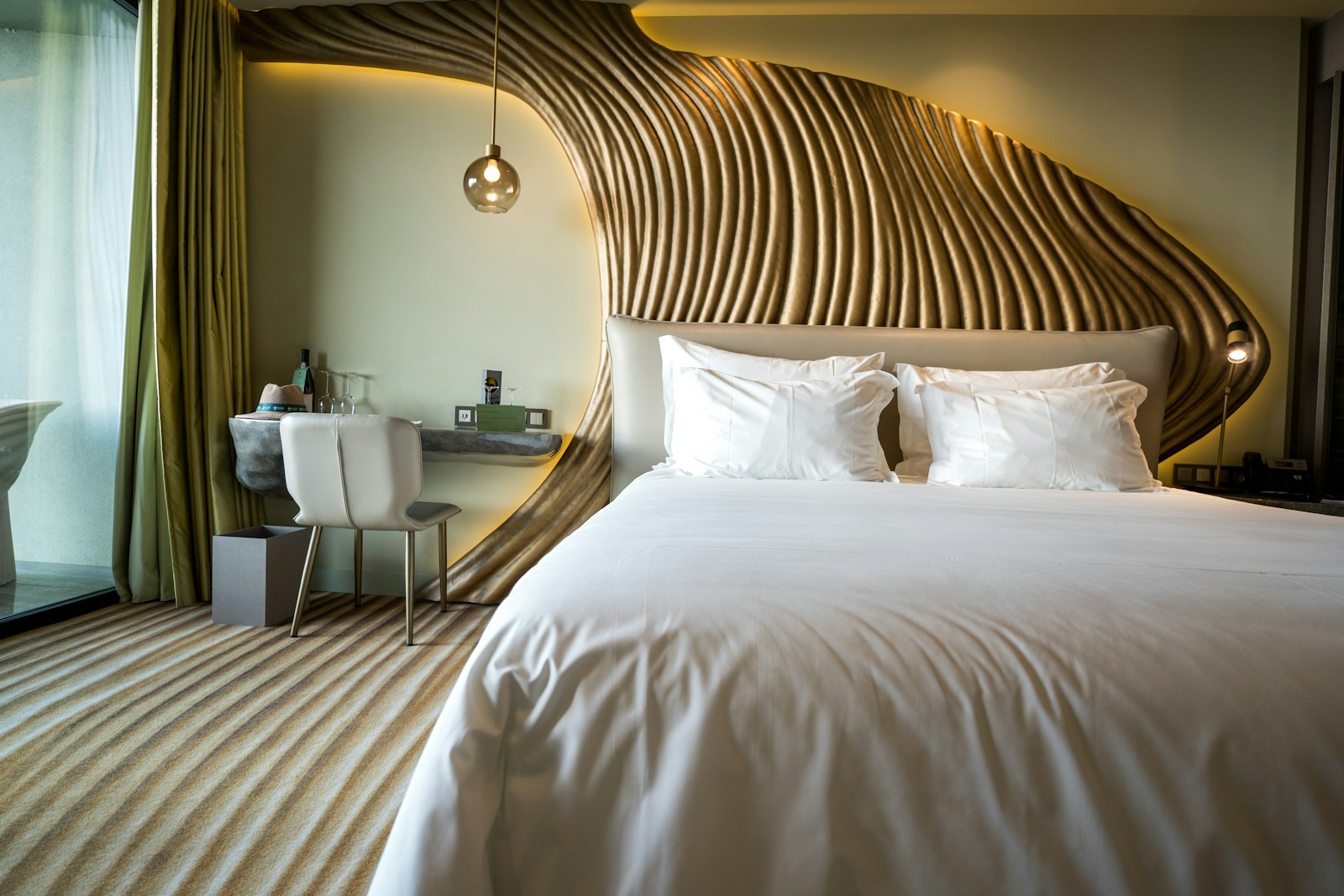 Chambre avec lit blanc et tête de lit en bois