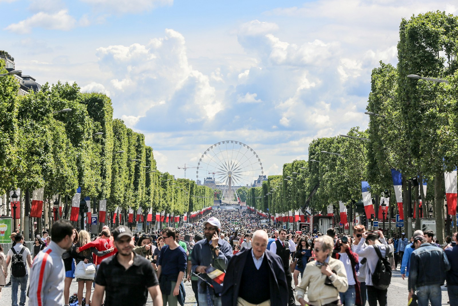 Passants dans la rue parisienne en journée