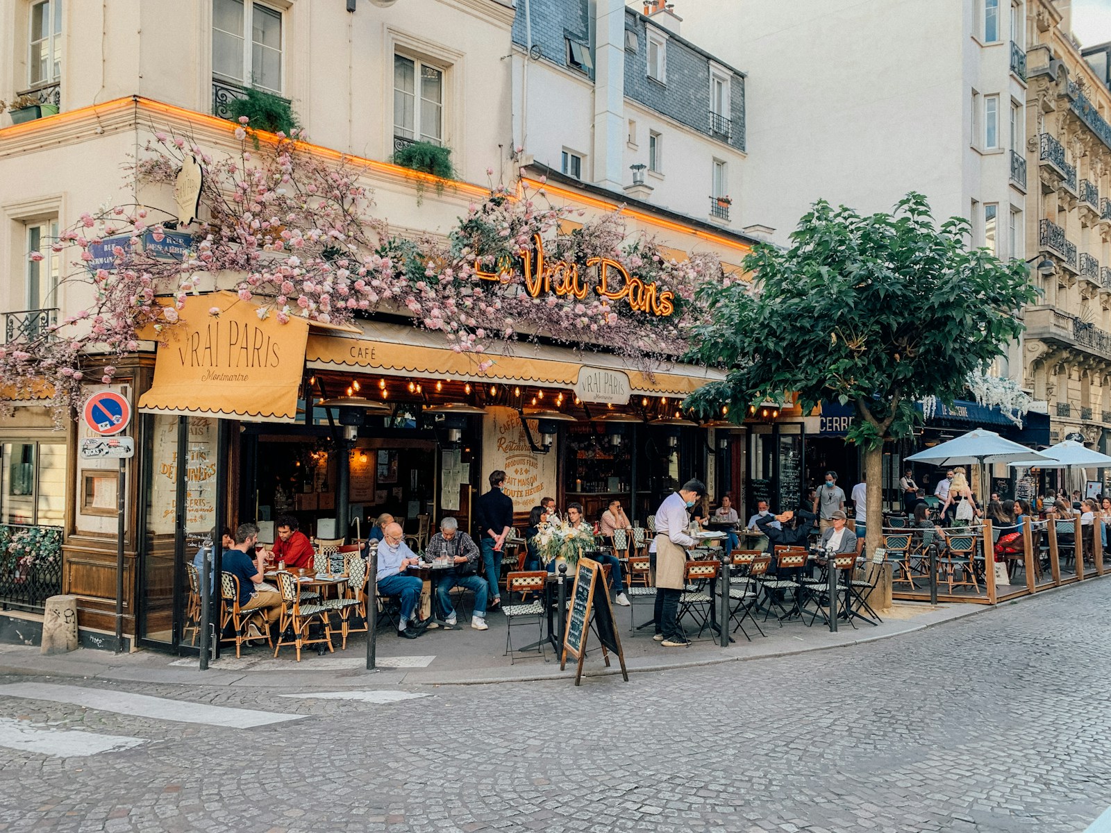Personnes assises devant un café à Paris