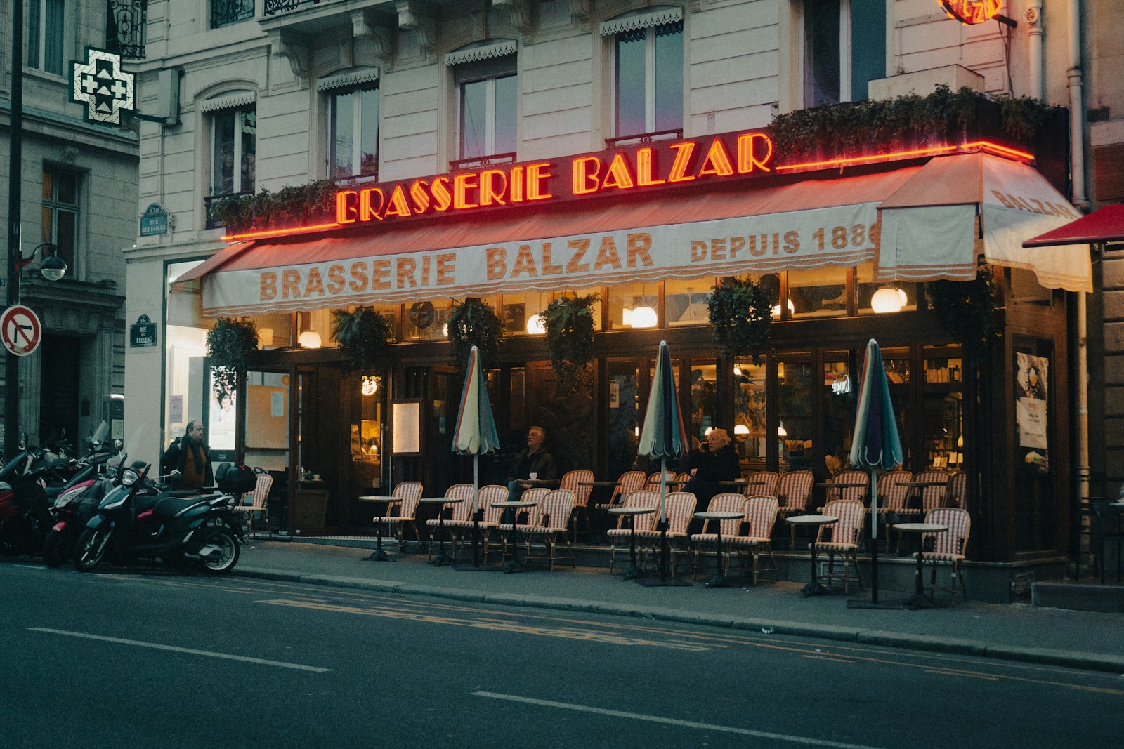 Brasserie en bord de rue parisienne