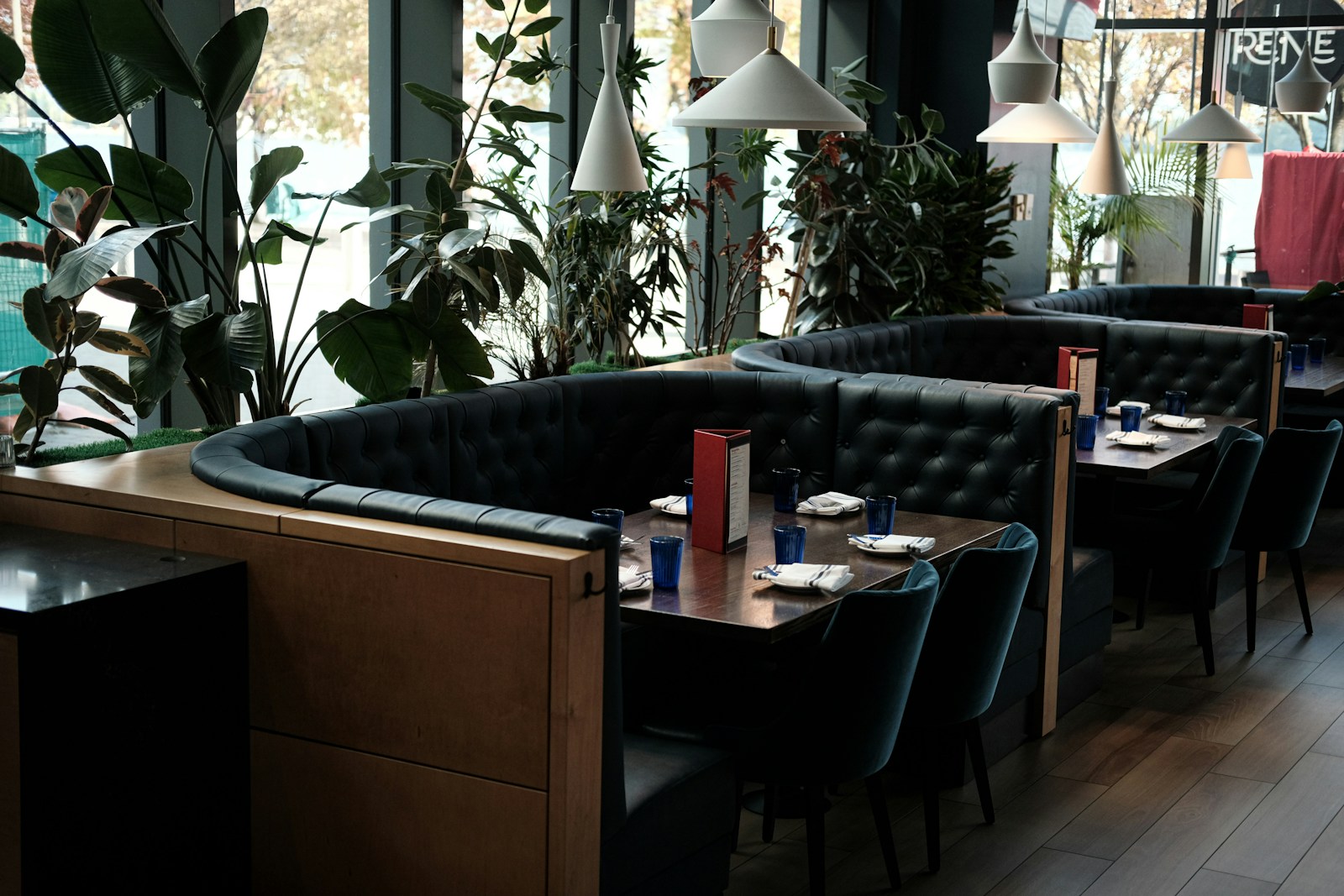 Banquettes de bistrot avec tables et chaises