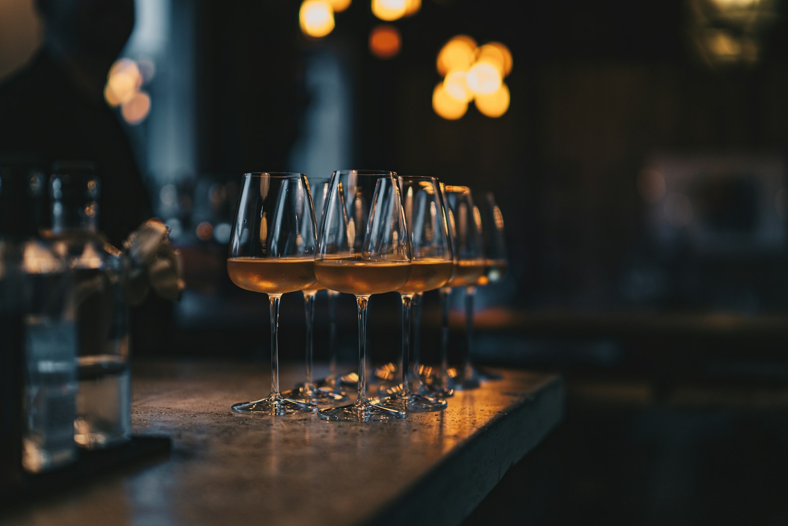 Verres de cocktails au bar ambiance feutrée