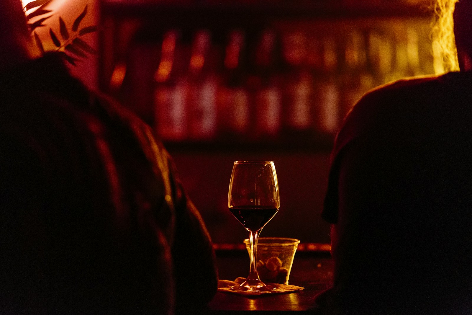 Verre de vin presque vide, ambiance bar soir