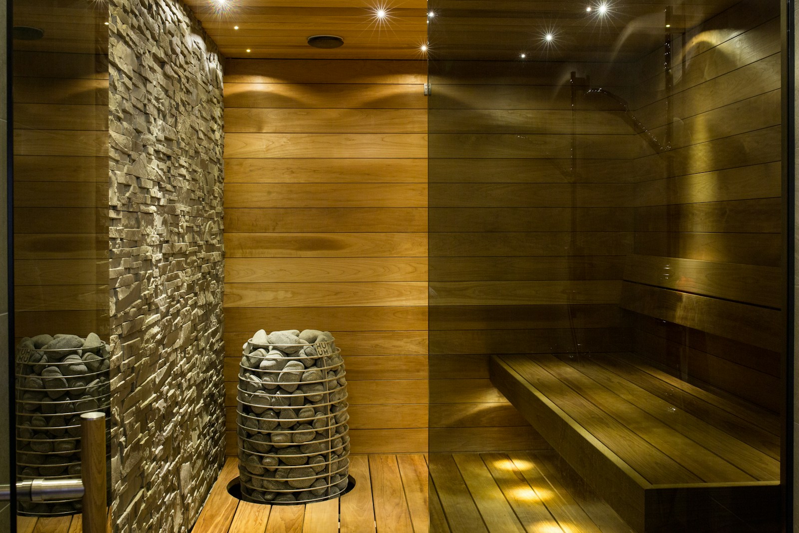Table ronde en bois près d'un mur en béton minimaliste