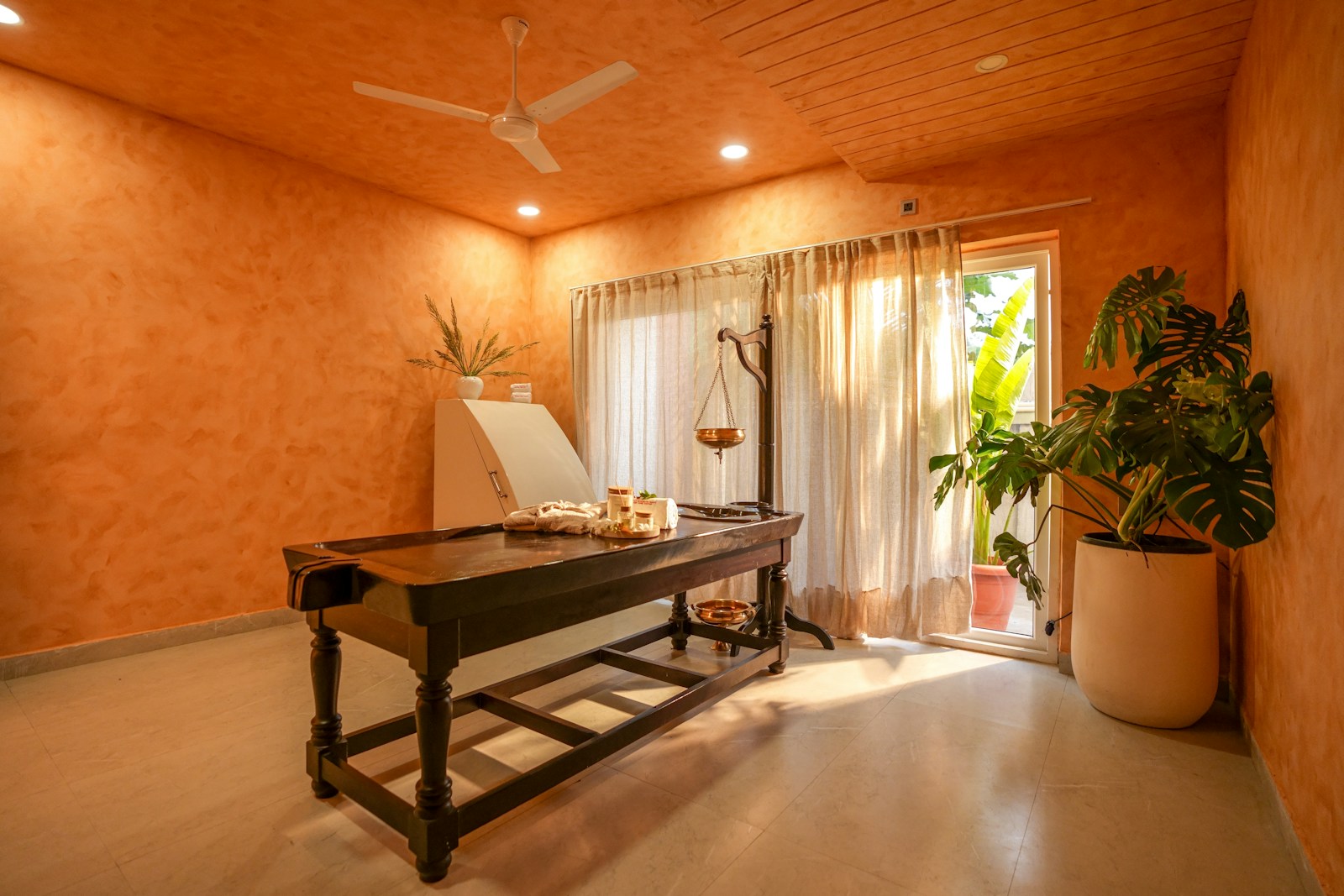 Table de massage dans salle de soin spa