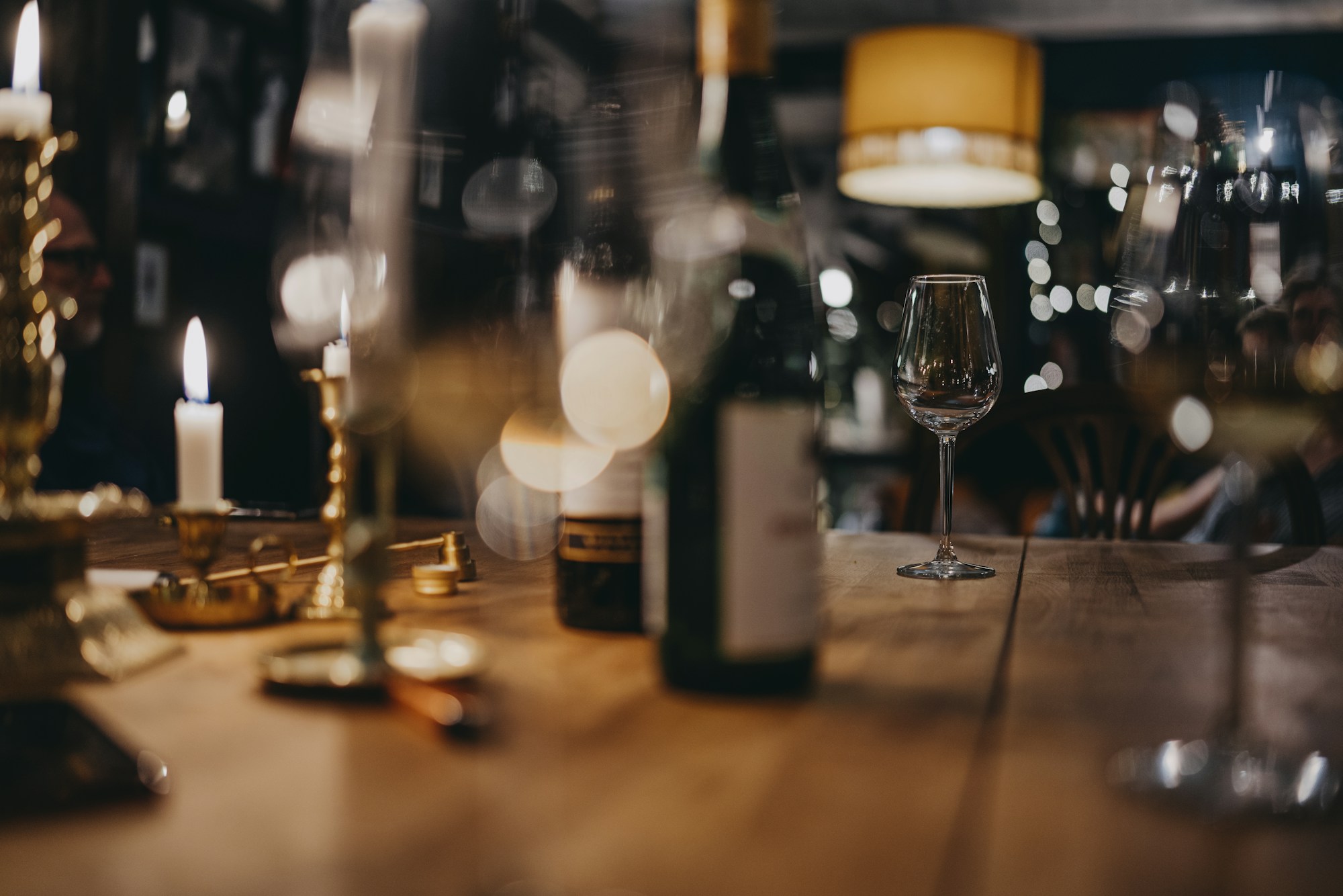 Table de bistrot dressée, bouteille de vin sur bois ambiance feutrée