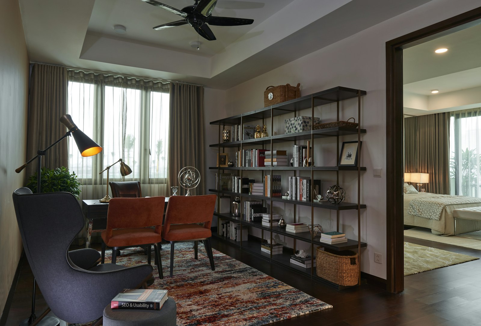 Salon d'un appartement parisien rénové, bibliothèque et chambre en enfilade