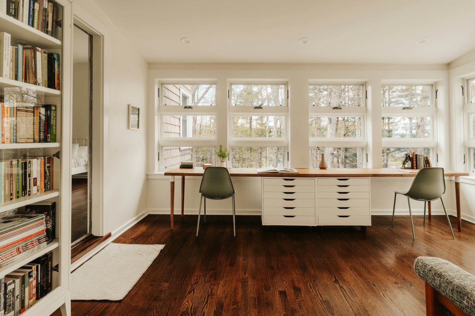 Bureau lumineux de l'agence, grandes fenêtres