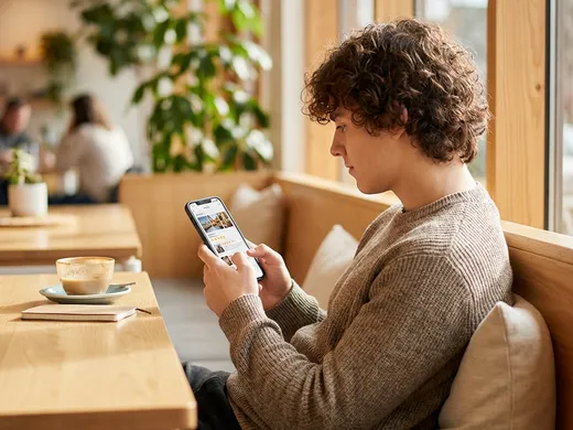 Personne consultant internet avant de choisir un restaurant